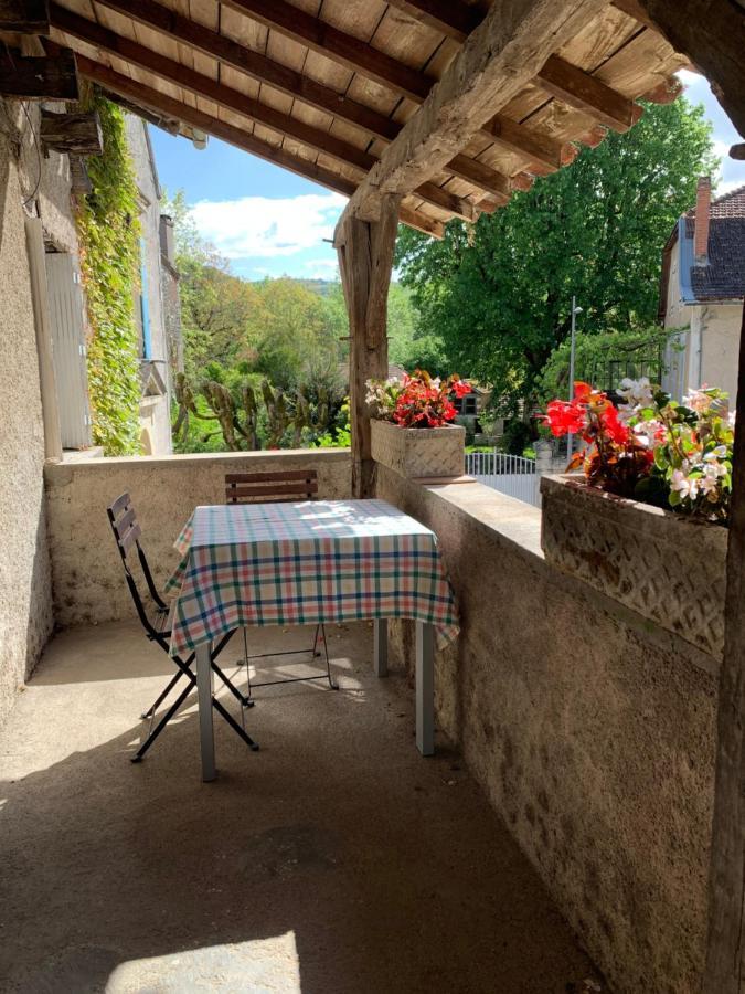 Spacious Apartment In A Charming, Tranquil Village Saint-Vincent-Rive-d'Olt Ngoại thất bức ảnh